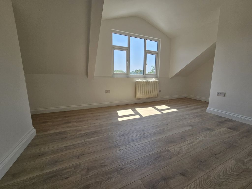 Property photo 1 of 5 Bright Top-Floor Bedroom With Light Wood Flooring,...