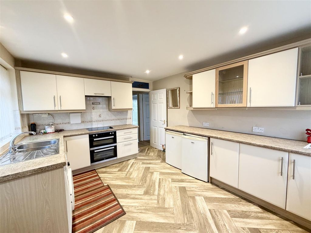 Property photo 3 of 14 Kitchen