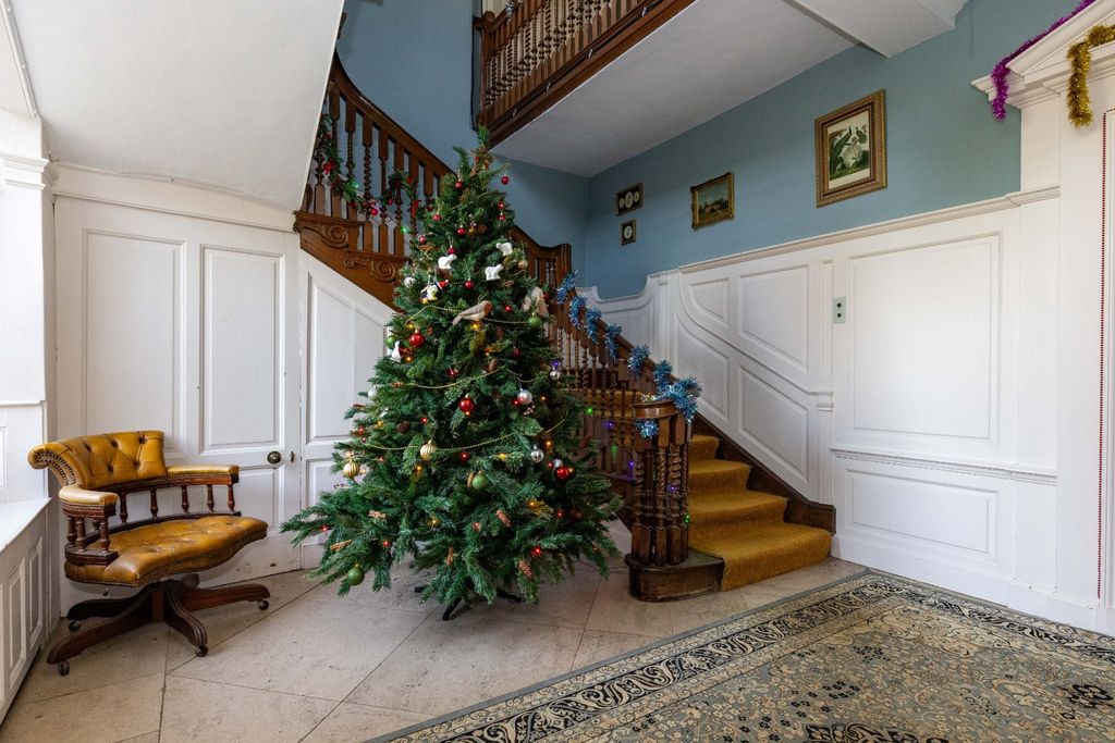 Property photo 2 of 21 Communal Entrance