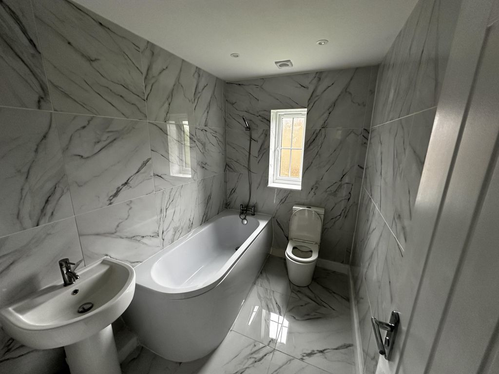 Property photo 3 of 24 12A Meadowcroft-25.Jpg