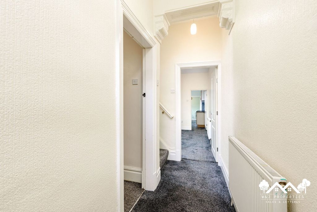 Property photo 2 of 27