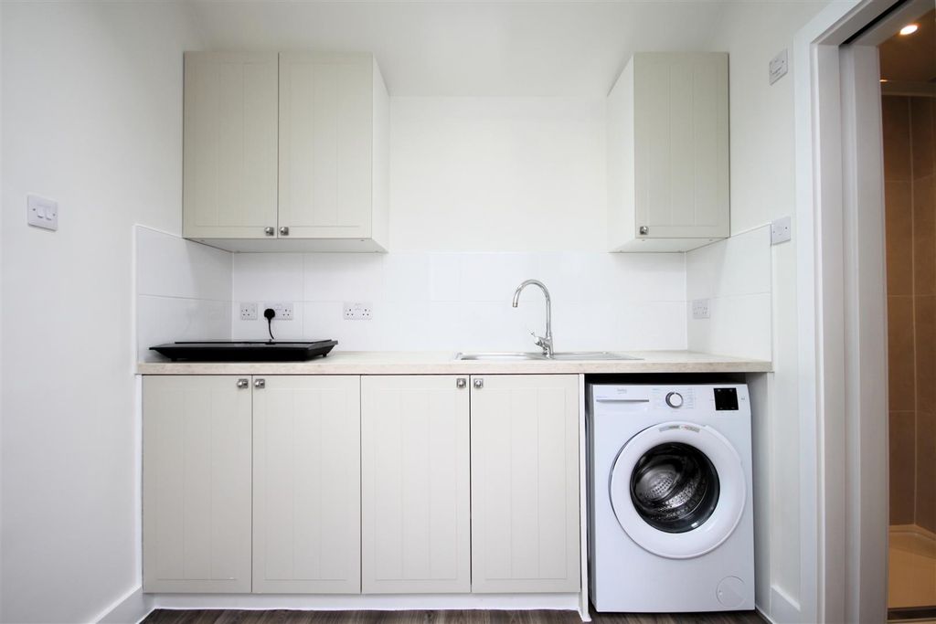 Property photo 2 of 9 Kitchen Front On.Jpg