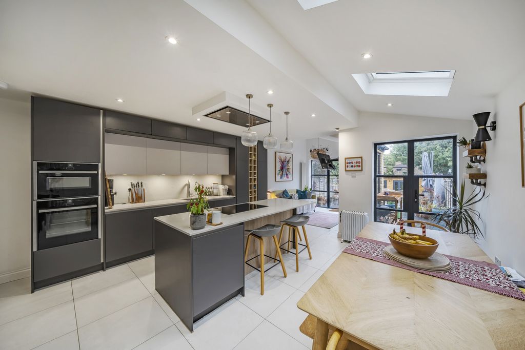 Property photo 2 of 19 Kitchen