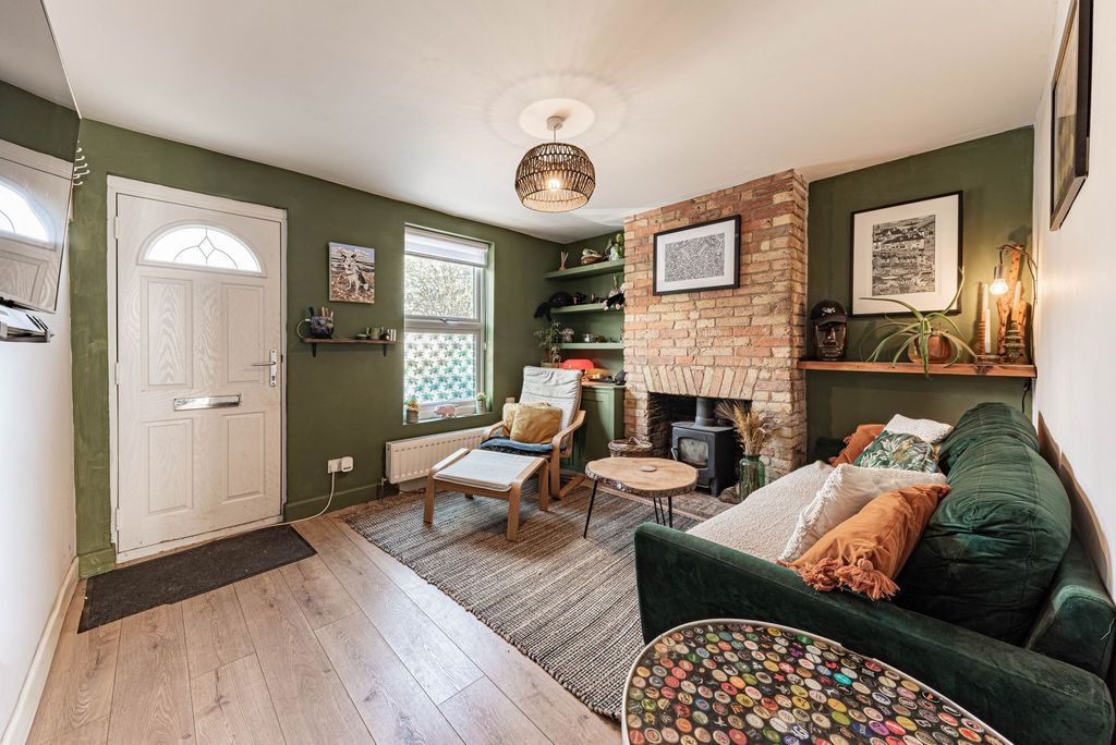 Property photo 2 of 30 Living Room (1)