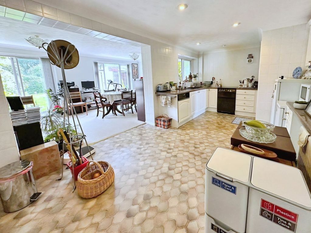 Property photo 3 of 19 Toppesfield Avenue