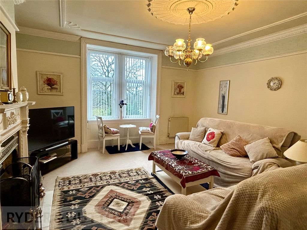 Property photo 2 of 16 Lounge