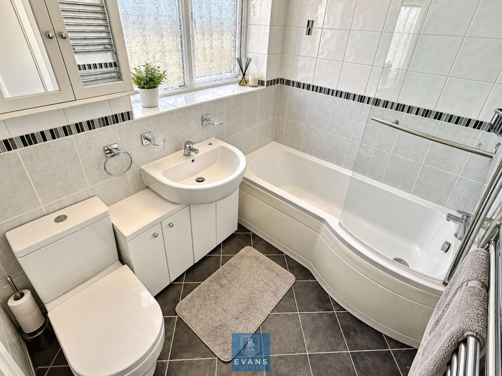 Property photo 3 of 18 Bathroom