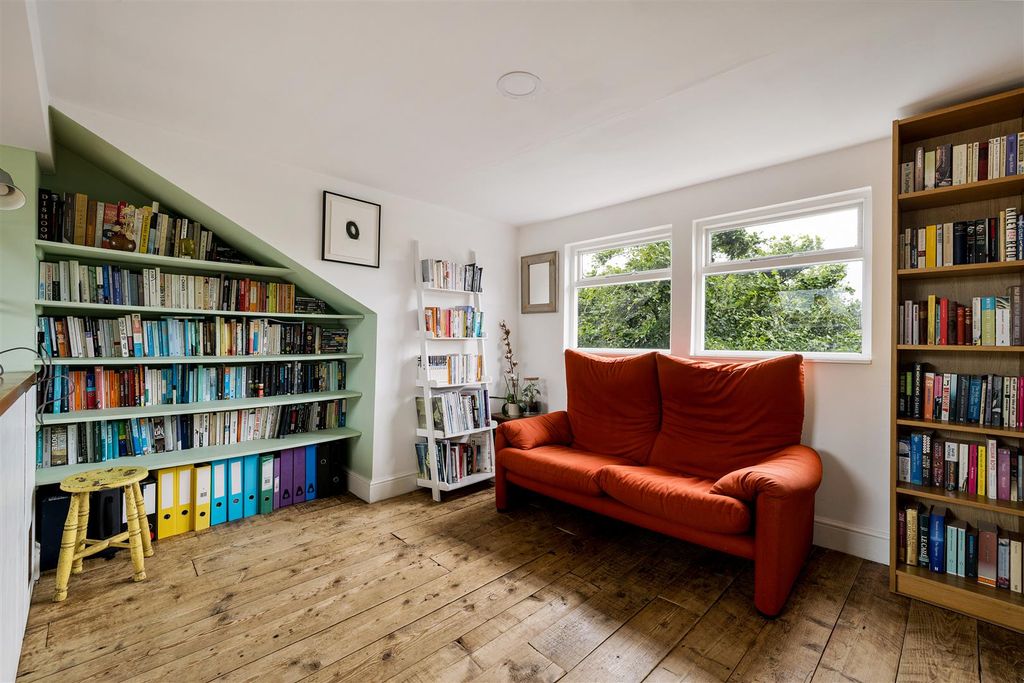 Property photo 2 of 28 Goulton Road, E5