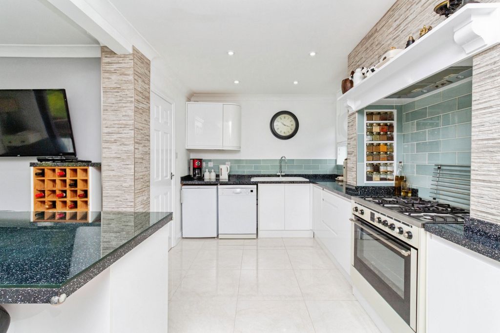 Property photo 2 of 24 Troon28