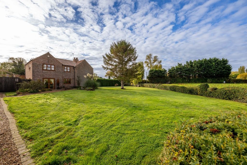 Property photo 2 of 35