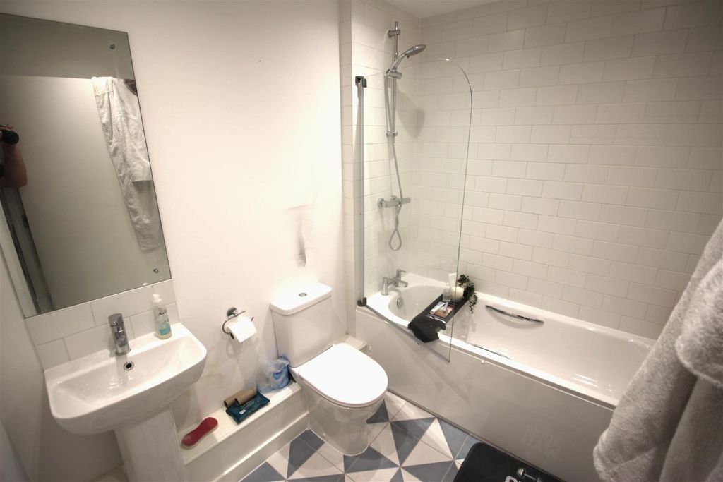 Additional image 4 of 1 bed flat to rentWinifred Court, Prince George Street, Havant PO9