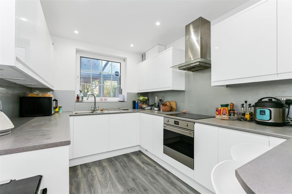 Property photo 2 of 33 32B Churchfields-21.Jpg