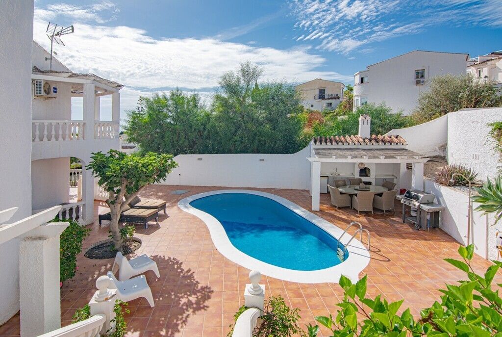 Property photo 3 of 10 Pool And Outside Kitchen