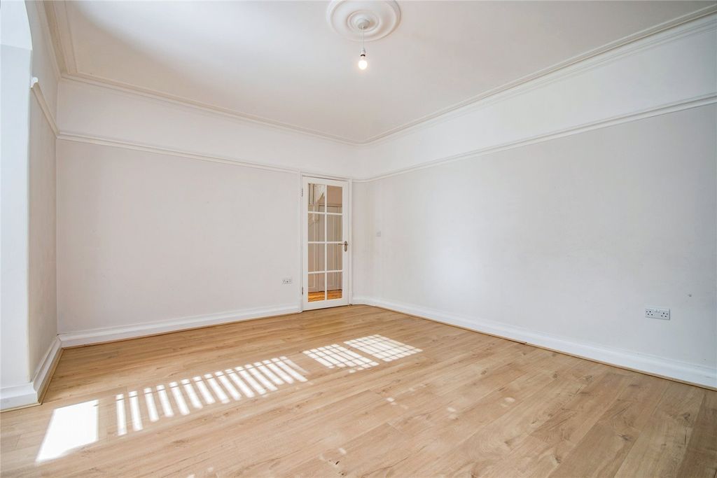 Property photo 3 of 18 Picture No. 02