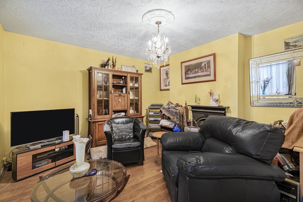 Property photo 3 of 30 Living Room