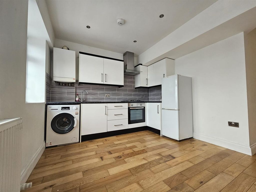 Property photo 3 of 8 For Sale By Aspire Residential - Chapel Road