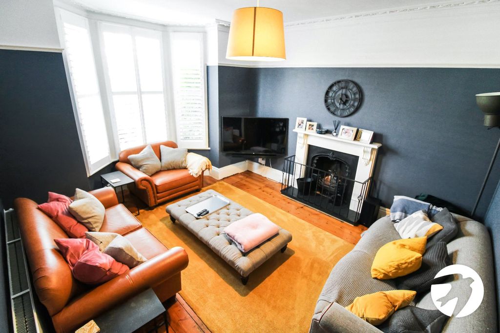 Property photo 3 of 15 Livingroom