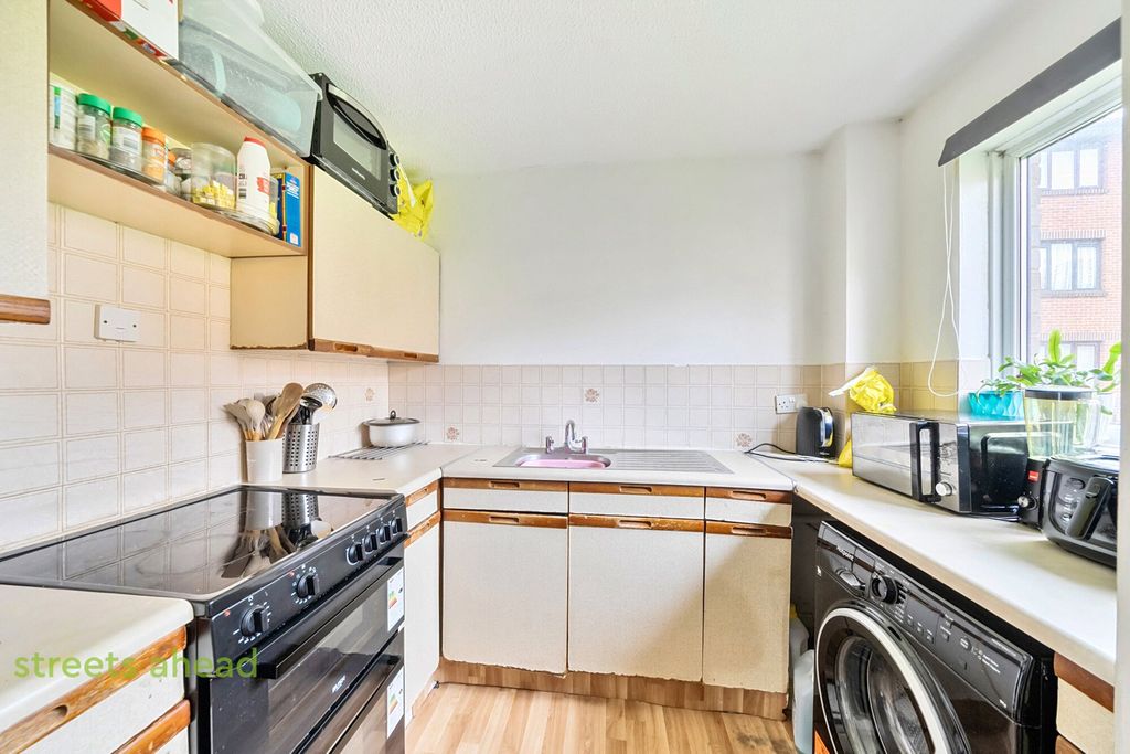 Additional image 4 of 2 bed flat for saleDavies Close, Croydon CR0