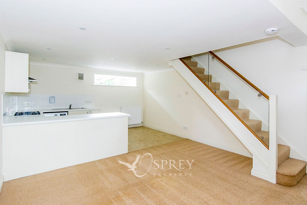 Property photo 3 of 9 007