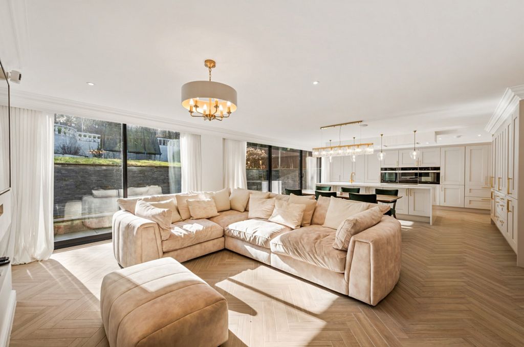 Property photo 3 of 33