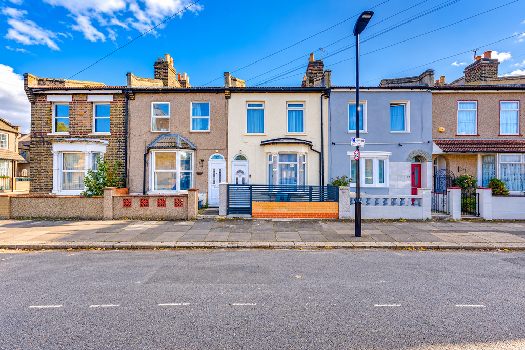 Property photo 1 of 26 50691Dd6-82d7-4217-8A49-E099E1828Bf9