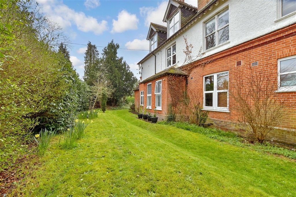 Property photo 1 of 8 Communal Gardens