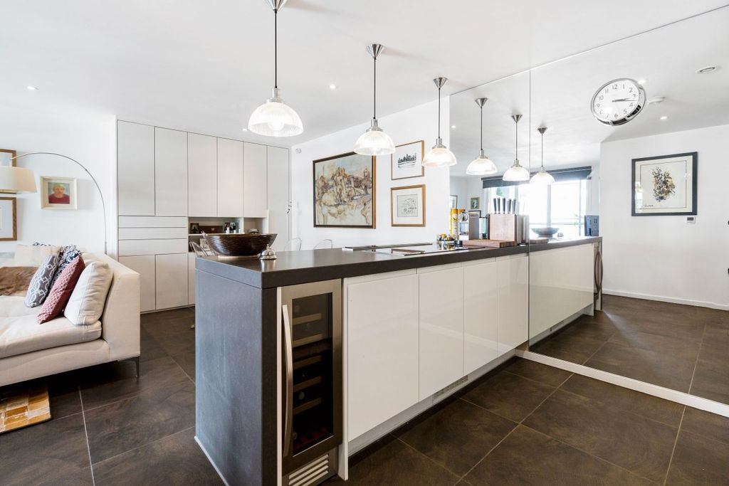 Property photo 2 of 11 Kitchen