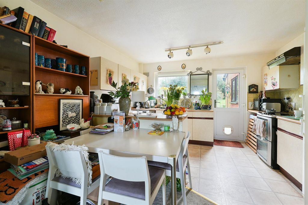 Property photo 2 of 13 Hillside Close, 46 - (8).Jpg