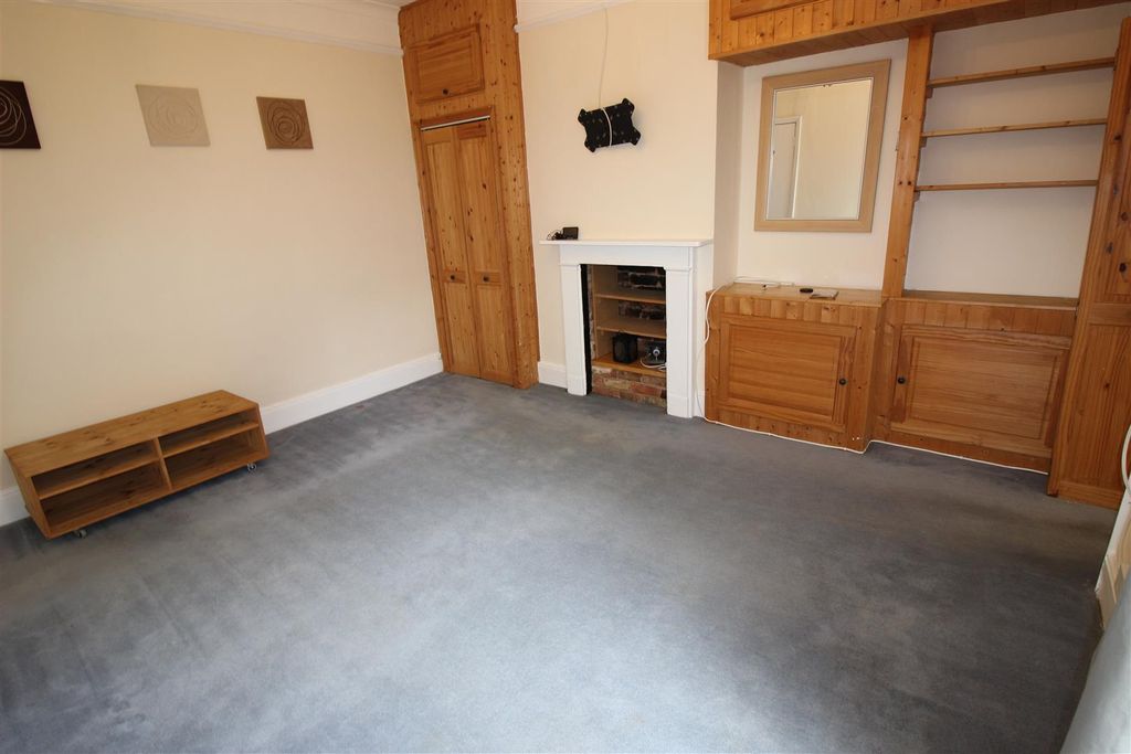 Property photo 2 of 16 34E liv.Jpg