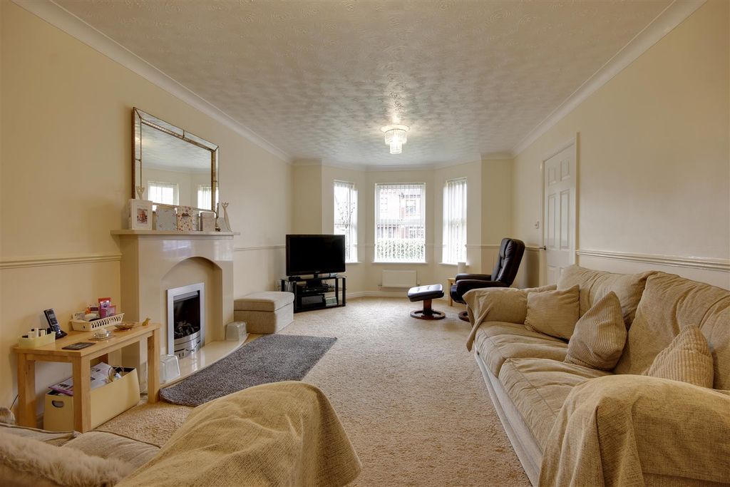 Property photo 3 of 17 Lounge