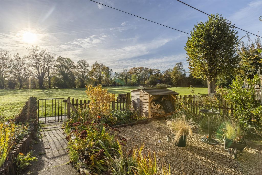 Property photo 3 of 40 Front Garden