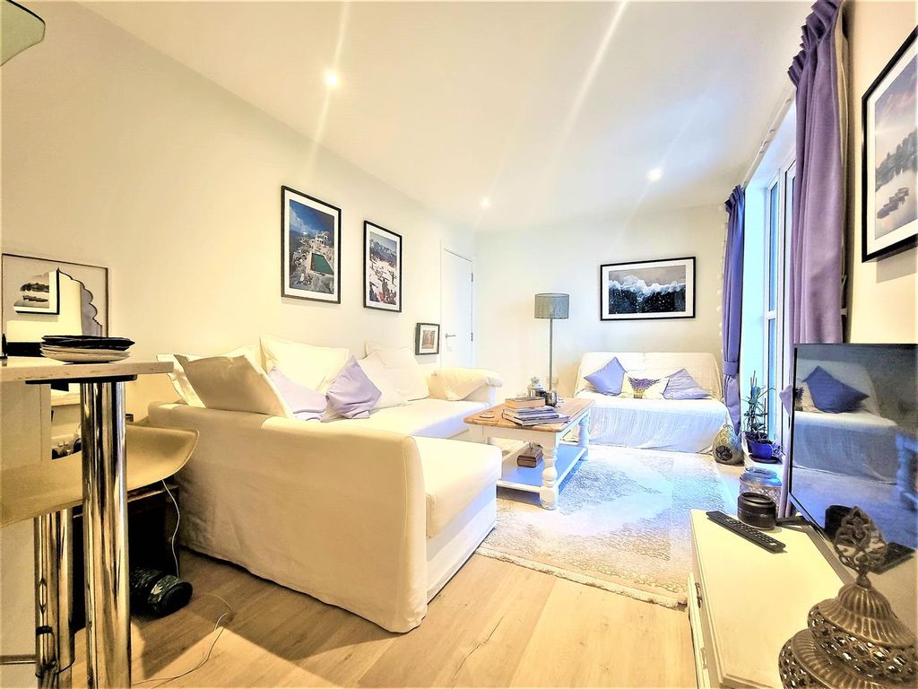 Property photo 1 of 8 Lounge (4).Jpg