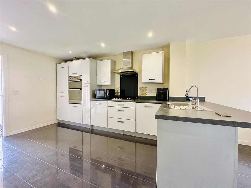 Property photo 2 of 15 Lounge &amp; Kitchen