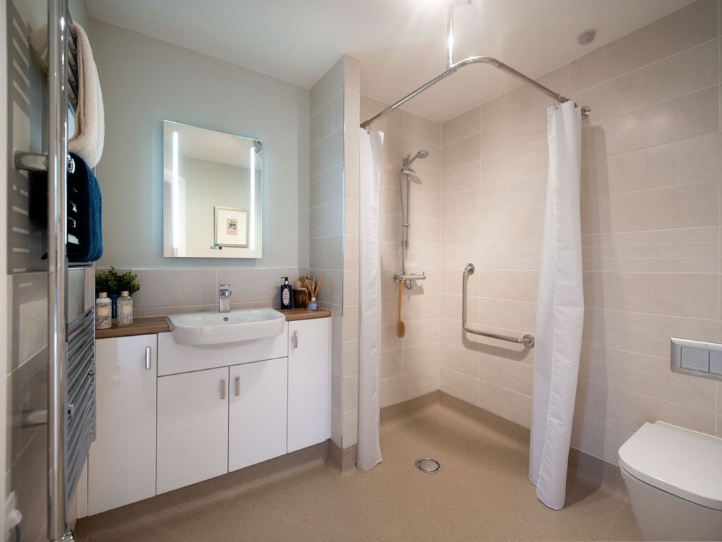 Property photo 2 of 14 Harvard Place, Stratford-Upon-Avon - Shower Room