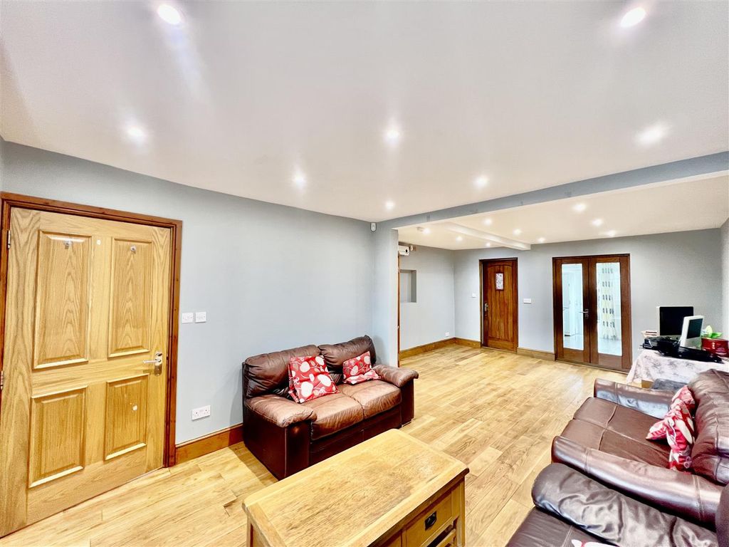 Property photo 2 of 14 Through Lounge