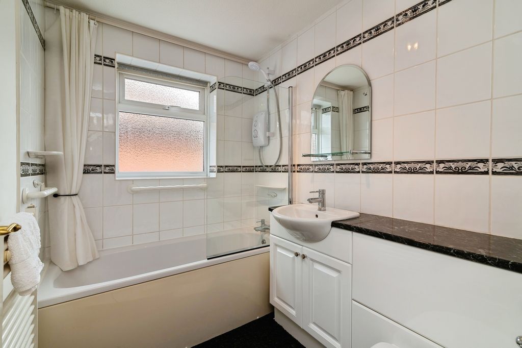 Property photo 3 of 17 Bathroom