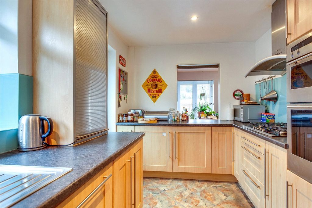 Property photo 3 of 26 Kitchen