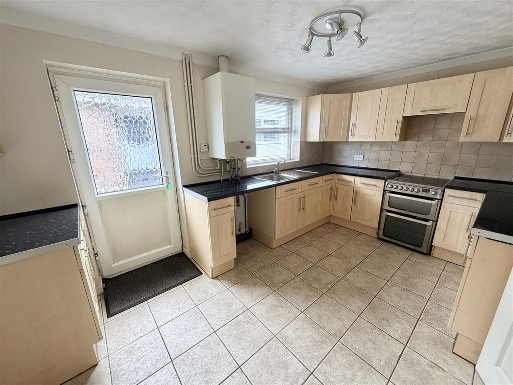 Property photo 3 of 12 Kitchen