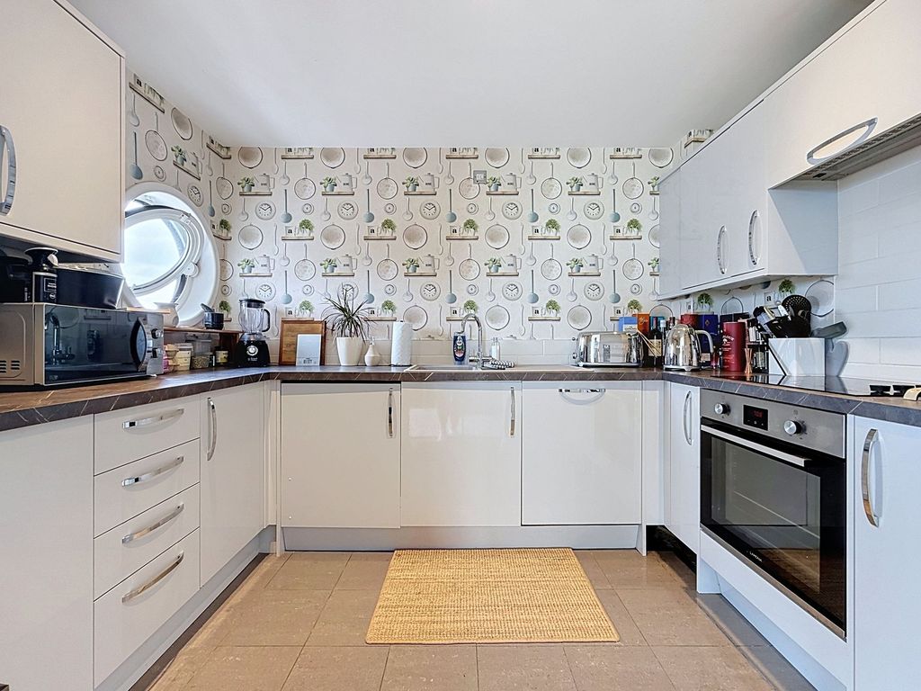 Property photo 3 of 28 Kitchen