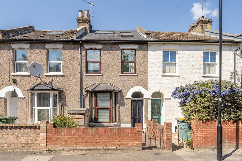 Property photo 1 of 32 Chestnut Avenue, E7
