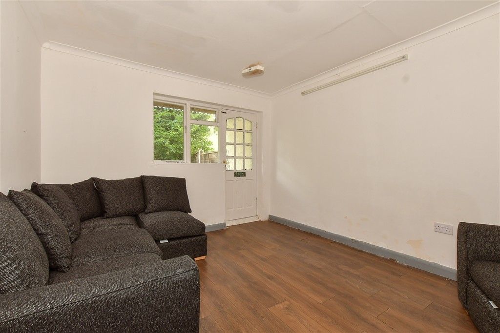 Property photo 1 of 11 Lounge/ Bedroom