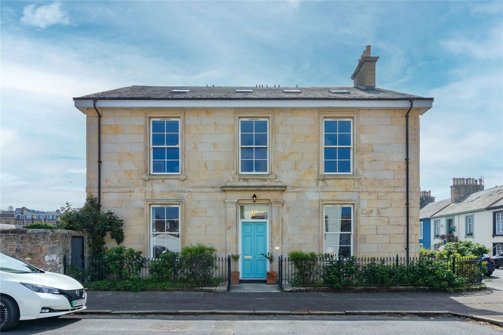Property photo 3 of 31 Charlotte Street