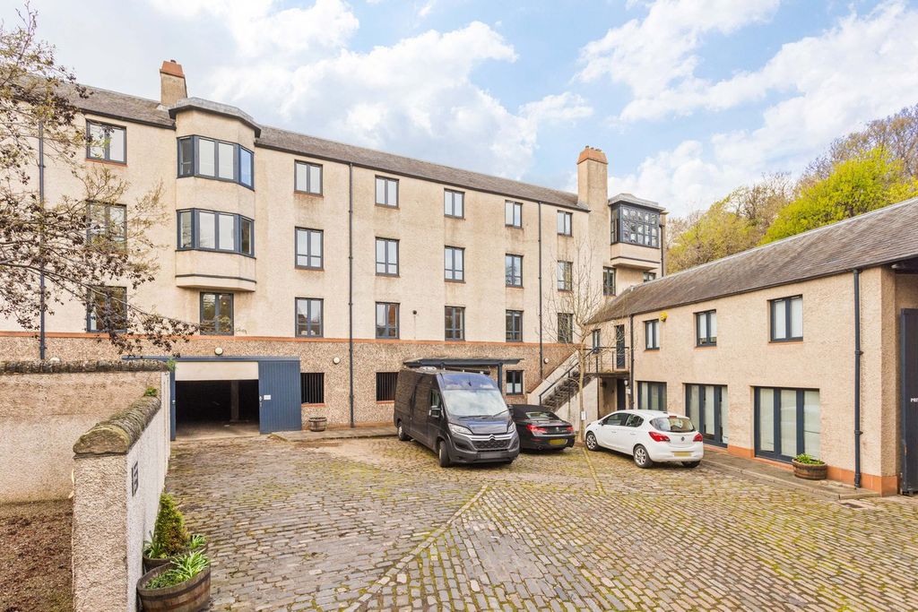 Property photo 2 of 25