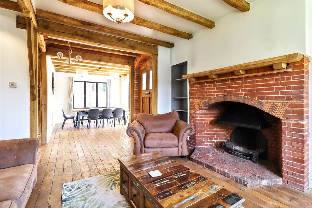 Property photo 3 of 22 Living Space