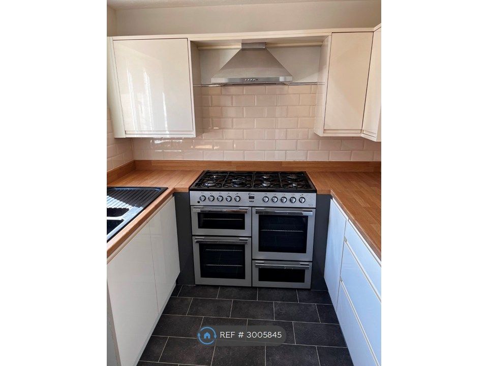 Property photo 3 of 9 Kitchen