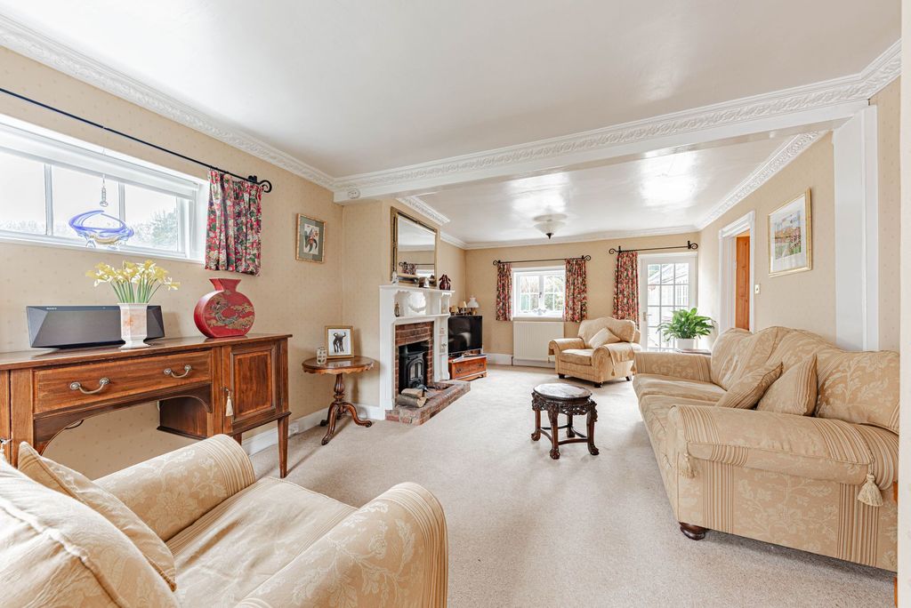 Property photo 3 of 35 Living Room (2)