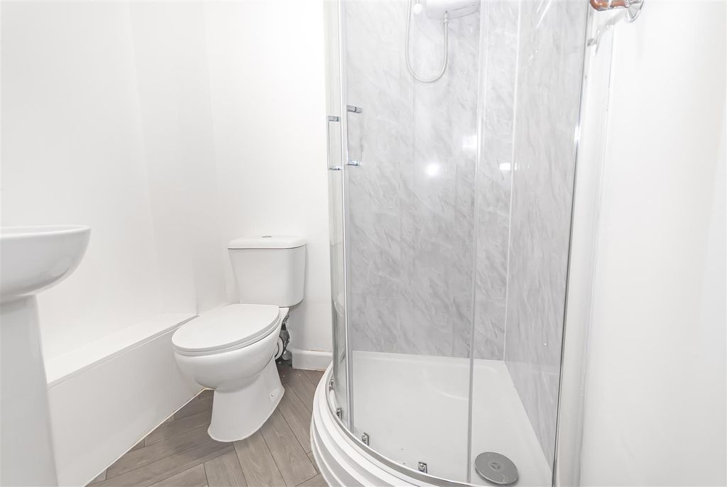 Property photo 2 of 4 Grd F Room 1.Jpg