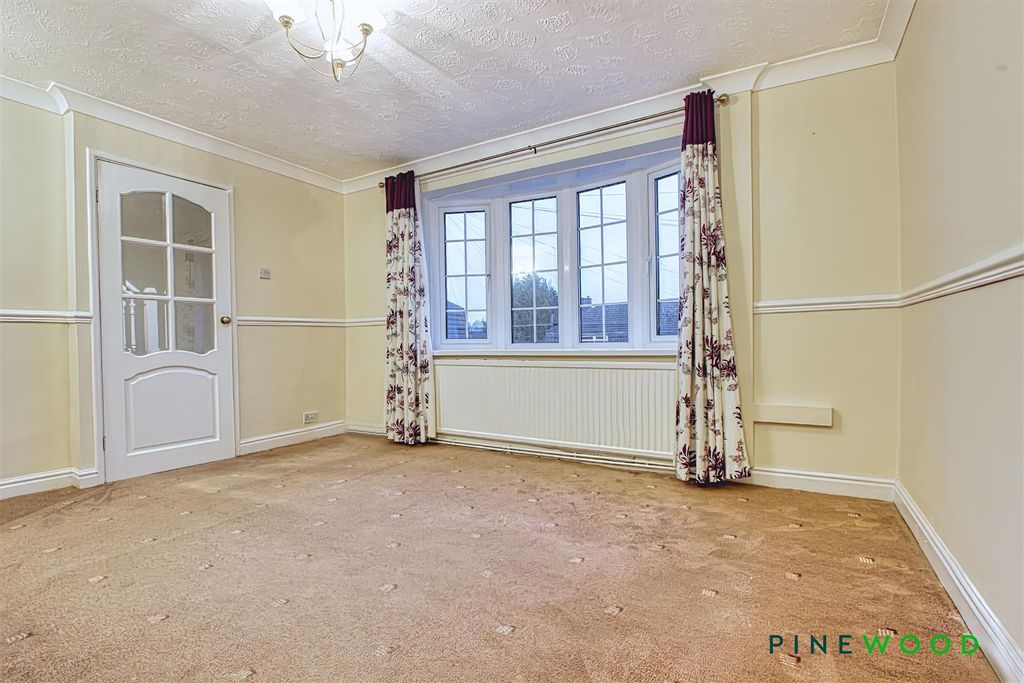 Property photo 3 of 18 Living Room