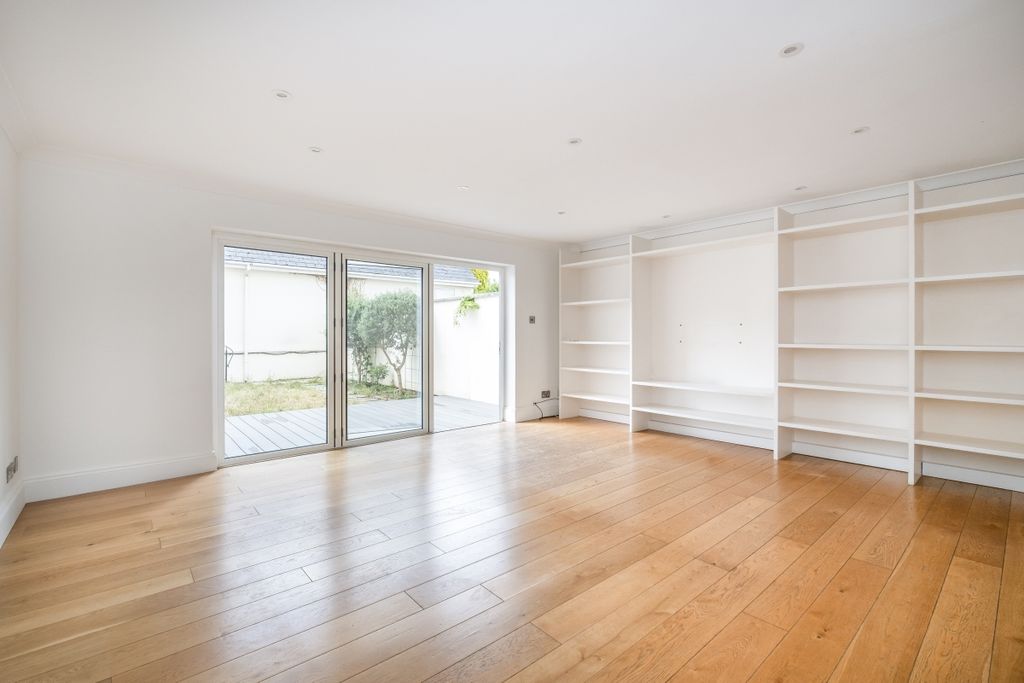 Property photo 3 of 12 30-Beaufort-Close...