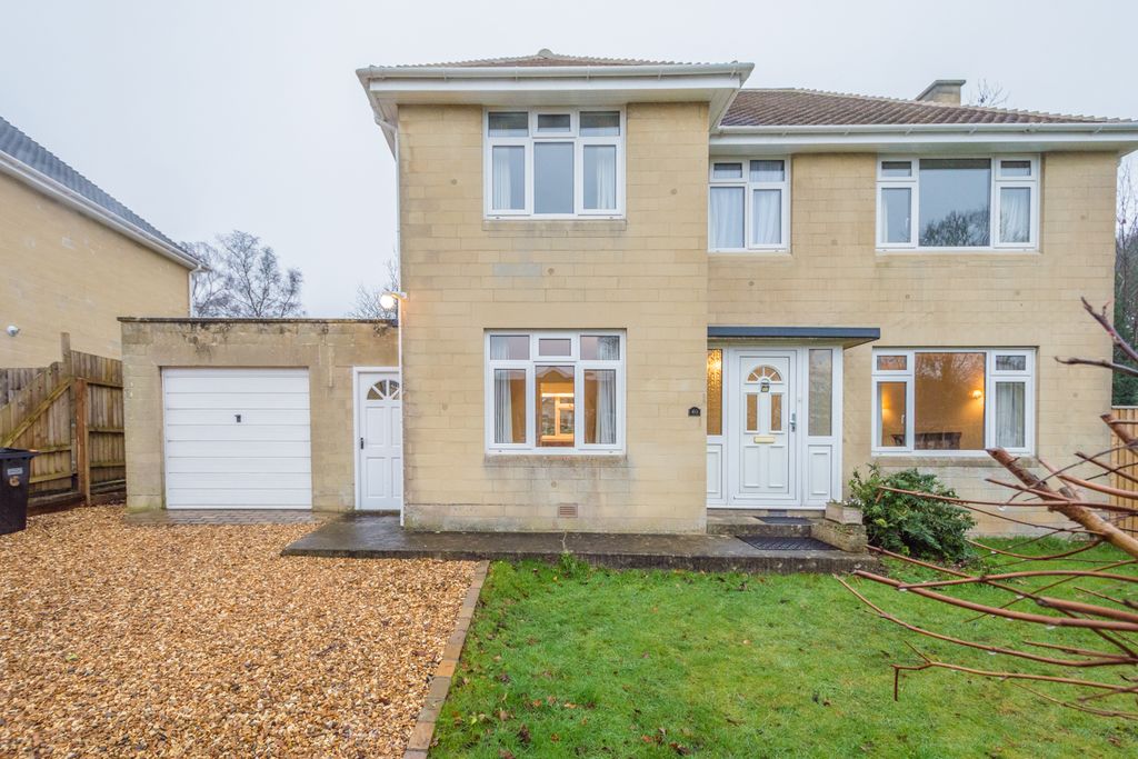 Property photo 1 of 20 40 Priory Close -1